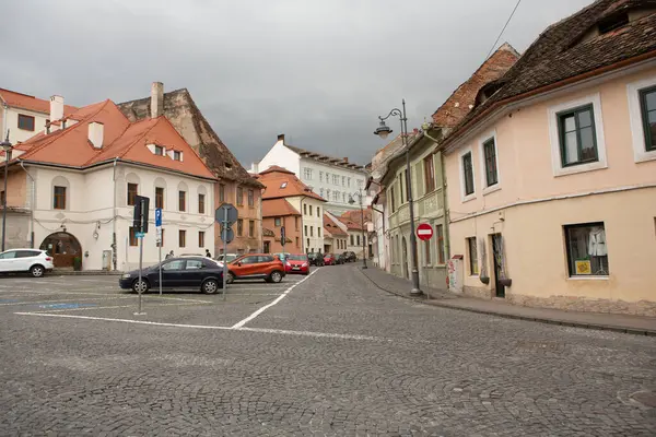 ルーマニアの中心部に歴史的建造物がある中世の通り 東ヨーロッパの要塞都市シビウ ヨーロッパ旅行 — ストック写真
