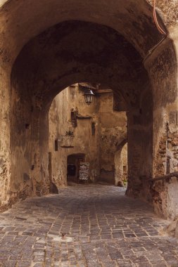 Romanya 'nın göbeğindeki Sighisoara adlı güzel bir ortaçağ kalesi, Doğu Avrupa' daki Transilvanya seyahat beldesi.