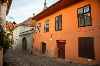 Romanya 'nın göbeğindeki Sighisoara adlı güzel bir ortaçağ kalesi, Doğu Avrupa' daki Transilvanya seyahat beldesi.