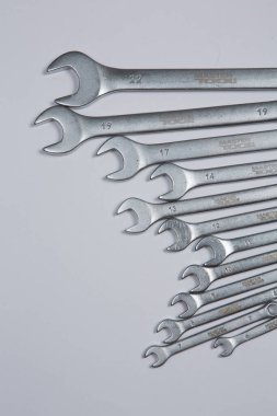 Beyaz arka plandaki bir çantada tamir için gerekli aletler. Çeşitli iş ya da inşaat aletleri. Anahtarlar, pense, tornavida. Üst görünüm