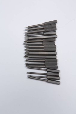 Beyaz arka plandaki bir çantada tamir için gerekli aletler. Çeşitli iş ya da inşaat aletleri. Anahtarlar, pense, tornavida. Üst görünüm