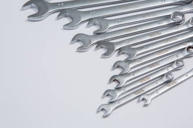 Beyaz arka plandaki bir çantada tamir için gerekli aletler. Çeşitli iş ya da inşaat aletleri. Anahtarlar, pense, tornavida. Üst görünüm