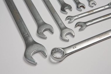 Beyaz arka plandaki bir çantada tamir için gerekli aletler. Çeşitli iş ya da inşaat aletleri. Anahtarlar, pense, tornavida. Üst görünüm