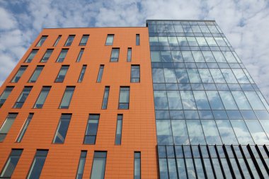 Cam cepheli ve mavi gökyüzü olan modern ofis binası. İş geçmişi. Şehrin modern mimarisi