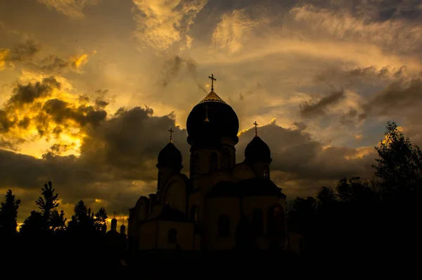 在红天的背景下 罗马尼亚一个东正教教堂圆顶的轮廓 信仰或宗教概念照片 — 图库照片