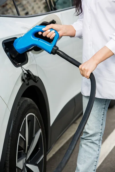 Young Business Woman Refueling Her Electric Car Charging Station Concept — Stock Photo, Image