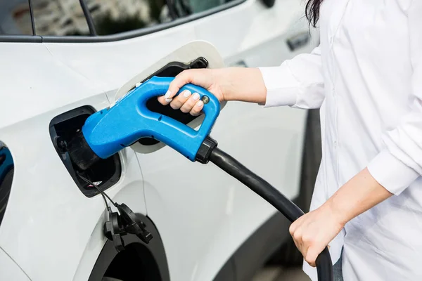 Genç Bir Kadını Elektrikli Arabasına Şarj Istasyonunda Yakıt Ikmali Yapıyor — Stok fotoğraf