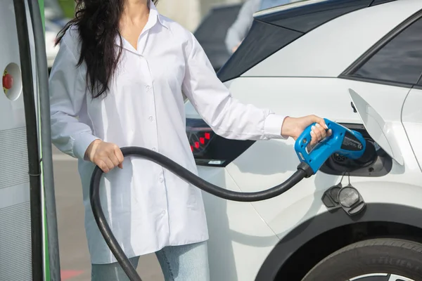 Young Business Woman Refueling Her Electric Car Charging Station Concept — Stock Photo, Image