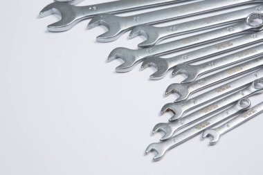 Beyaz arka plandaki bir çantada tamir için gerekli aletler. Çeşitli iş ya da inşaat aletleri. Anahtarlar, pense, tornavida. Üst görünüm