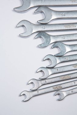 Beyaz arka plandaki bir çantada tamir için gerekli aletler. Çeşitli iş ya da inşaat aletleri. Anahtarlar, pense, tornavida. Üst görünüm