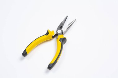 Beyaz arka plandaki bir çantada tamir için gerekli aletler. Çeşitli iş ya da inşaat aletleri. Anahtarlar, pense, tornavida. Üst görünüm