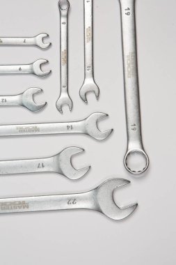 Beyaz arka plandaki bir çantada tamir için gerekli aletler. Çeşitli iş ya da inşaat aletleri. Anahtarlar, pense, tornavida. Üst görünüm