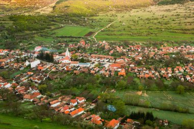 Rimetea, Romanya 'nın Transilvanya kentinde bulunan küçük bir köydür. Apuseni Dağları 'nda yer almaktadır ve güzel manzarası ve iyi korunmuş Macar mimari tarzıyla ünlüdür..