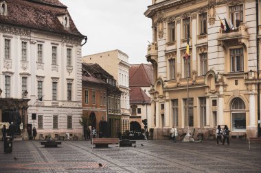 Romanya 'nın göbeğinde tarihi binaları olan ortaçağ caddesi. Sibiu, Doğu Avrupa Kalesi. Avrupa 'da seyahat