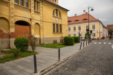 Romanya 'nın göbeğinde tarihi binaları olan ortaçağ caddesi. Sibiu, Doğu Avrupa Kalesi. Avrupa 'da seyahat