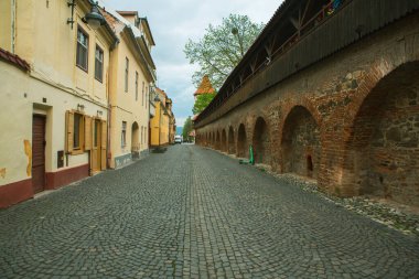 Romanya 'nın göbeğinde tarihi binaları olan ortaçağ caddesi. Sibiu, Doğu Avrupa Kalesi. Avrupa 'da seyahat