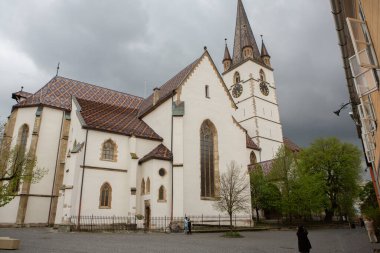 Romanya 'nın göbeğinde tarihi binaları olan ortaçağ caddesi. Sibiu, Doğu Avrupa Kalesi. Avrupa 'da seyahat