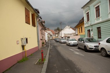 Romanya 'nın göbeğinde tarihi binaları olan ortaçağ caddesi. Sibiu, Doğu Avrupa Kalesi. Avrupa 'da seyahat