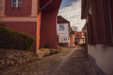 Romanya 'nın göbeğindeki Sighisoara adlı güzel bir ortaçağ kalesi, Doğu Avrupa' daki Transilvanya seyahat beldesi.