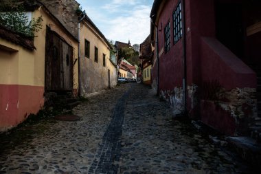 Romanya 'nın göbeğindeki Sighisoara adlı güzel bir ortaçağ kalesi, Doğu Avrupa' daki Transilvanya seyahat beldesi.
