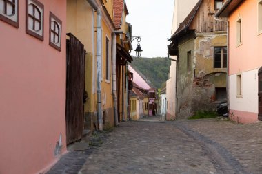 Romanya 'nın göbeğindeki Sighisoara adlı güzel bir ortaçağ kalesi, Doğu Avrupa' daki Transilvanya seyahat beldesi.