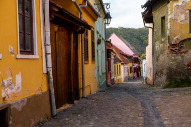 Romanya 'nın göbeğindeki Sighisoara adlı güzel bir ortaçağ kalesi, Doğu Avrupa' daki Transilvanya seyahat beldesi.