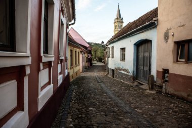 Romanya 'nın göbeğindeki Sighisoara adlı güzel bir ortaçağ kalesi, Doğu Avrupa' daki Transilvanya seyahat beldesi.