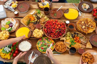 Kamp yaparken ızgara et, polenta ve sebze tabağı ile ev yapımı Romen yemekleri. Ahşap masanın üzerinde romantik Moldova yemekleri.