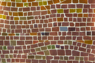Binanın duvarlarında renkli seramik mozaik. Tasarım için soyut arkaplan ve doku.