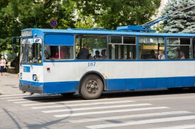 Güneşli bir yaz gününde Tiraspol, Transnistria veya Moldova 'da güzel ve temiz bir cadde.