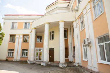 Güneşli bir yaz gününde Tiraspol, Transnistria veya Moldova 'da güzel ve temiz bir cadde.