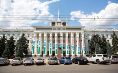 Güneşli bir yaz gününde Tiraspol, Transnistria veya Moldova 'da güzel ve temiz bir cadde.