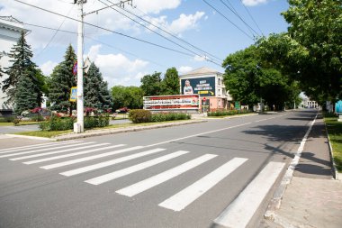 Güneşli bir yaz gününde Tiraspol, Transnistria veya Moldova 'da güzel ve temiz bir cadde.