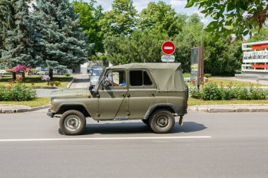 Güneşli bir yaz gününde Tiraspol, Transnistria veya Moldova 'da güzel ve temiz bir cadde.