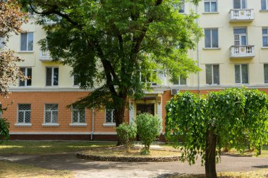 Güneşli bir yaz gününde Tiraspol, Transnistria veya Moldova 'da güzel ve temiz bir cadde.