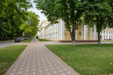 Güneşli bir yaz gününde Tiraspol, Transnistria veya Moldova 'da güzel ve temiz bir cadde.