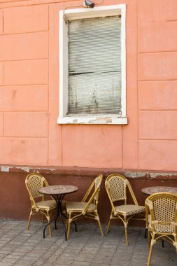 Güneşli bir yaz gününde Tiraspol, Transnistria veya Moldova 'da güzel ve temiz bir cadde.