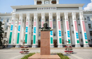 Güneşli bir yaz gününde Tiraspol, Transnistria veya Moldova 'da güzel ve temiz bir cadde.