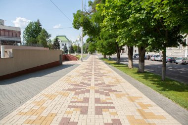 Güneşli bir yaz gününde Tiraspol, Transnistria veya Moldova 'da güzel ve temiz bir cadde.