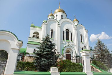 Güneşli bir yaz gününde Tiraspol, Transnistria veya Moldova 'da güzel ve temiz bir cadde.