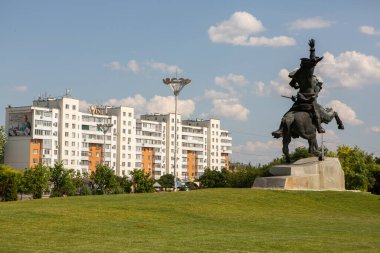 Güneşli bir yaz gününde Tiraspol, Transnistria veya Moldova 'da güzel ve temiz bir cadde.