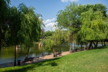Güneşli bir yaz gününde Tiraspol, Transnistria veya Moldova 'da güzel ve temiz bir cadde.