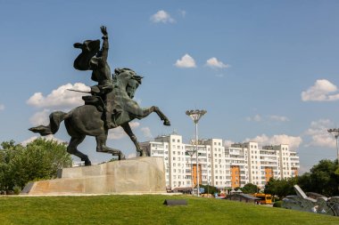 Güneşli bir yaz gününde Tiraspol, Transnistria veya Moldova 'da güzel ve temiz bir cadde.