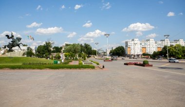 Güneşli bir yaz gününde Tiraspol, Transnistria veya Moldova 'da güzel ve temiz bir cadde.