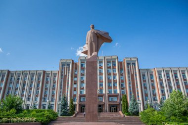 Güneşli bir yaz gününde Tiraspol, Transnistria veya Moldova 'da güzel ve temiz bir cadde.