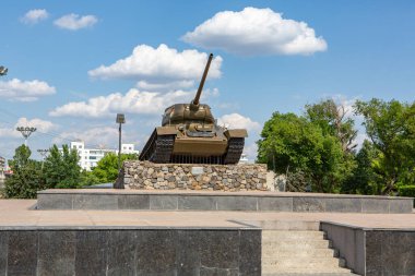 Güneşli bir yaz gününde Tiraspol, Transnistria veya Moldova 'da güzel ve temiz bir cadde.