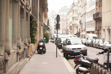 Paris, Fransa 'nın sokak manzarası. Paris Fransa 'nın başkenti ve en kalabalık şehridir..