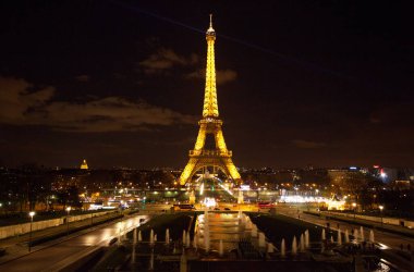 Paris, Fransa 'nın sokak manzarası. Paris Fransa 'nın başkenti ve en kalabalık şehridir..