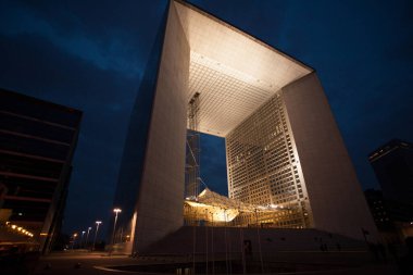 Paris, Fransa 'nın sokak manzarası. Paris Fransa 'nın başkenti ve en kalabalık şehridir..