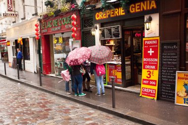 Paris, Fransa 'nın sokak manzarası. Paris Fransa 'nın başkenti ve en kalabalık şehridir..